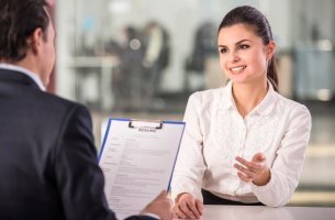 Mujer haciendo una entrevista de trabajo