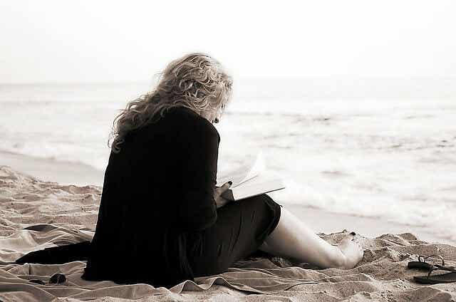 Mujer leyendo y aprovechando los beneficios de la literatura y la poesía