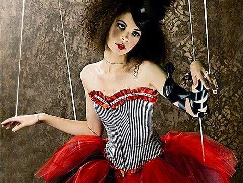mujer marioneta