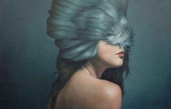 mujer pajaro en cabeza