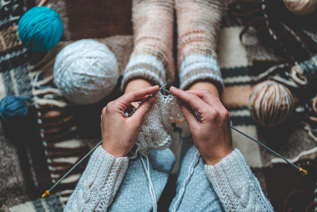 Mujer tejiendo calcetines