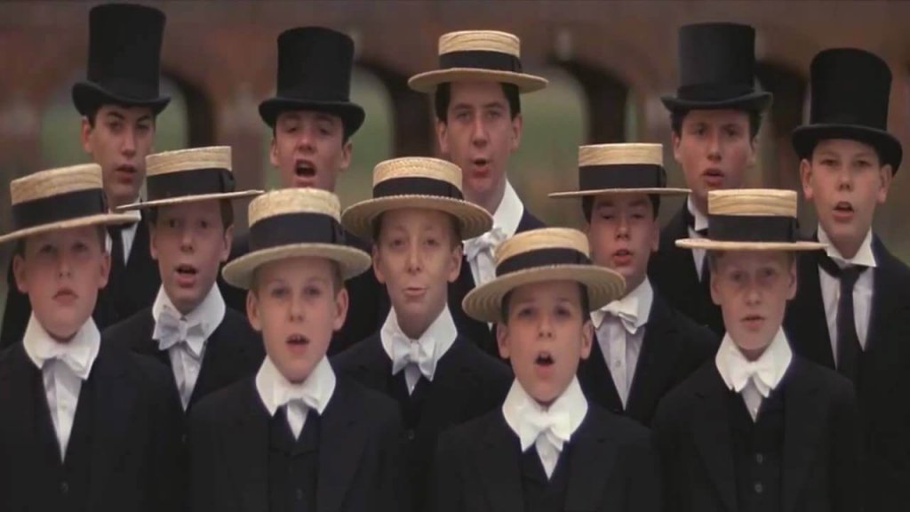 niños cantando a coro