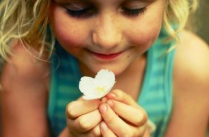 Niña con flor aprendiendo a ventilar sus emociones