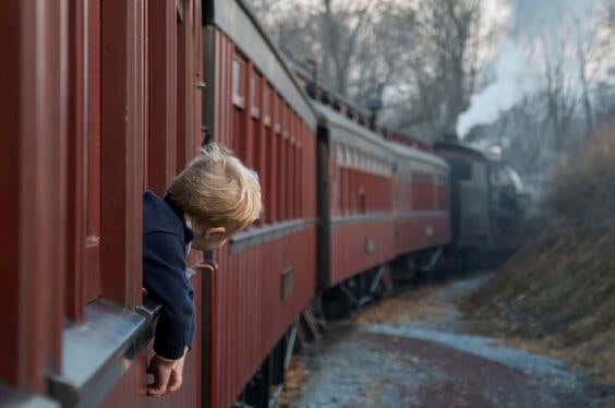 niño en tren