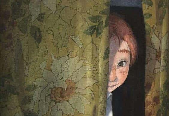 niño tras cortina