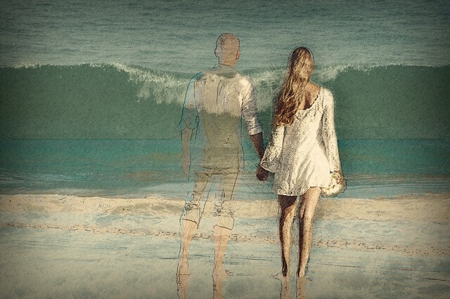Pareja de la mano simbolizando la decadencia de la ilusión