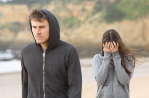 Chico enfadado con su novia