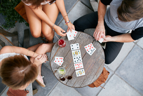 Gente jugando a las cartas