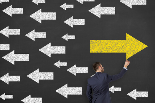 Hombre dibujando flechas