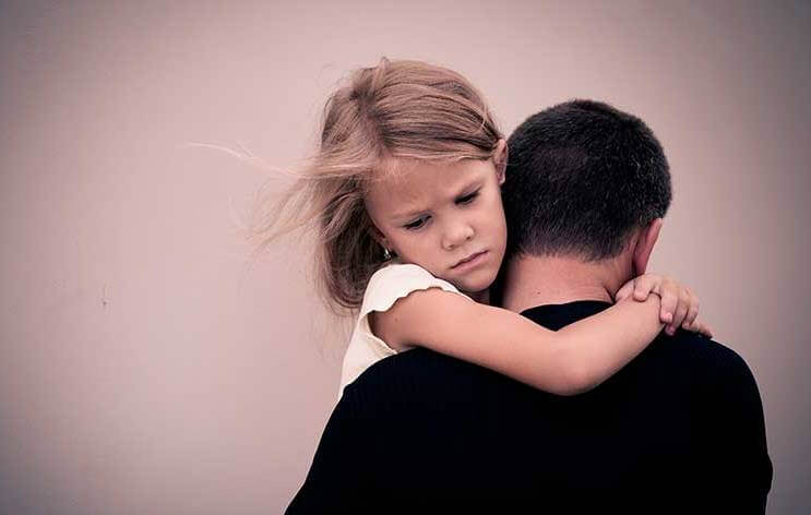 Niña-abrazada-a-su-padre