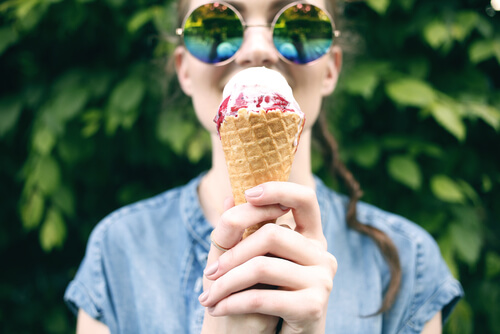 Mujer comiendo un helado