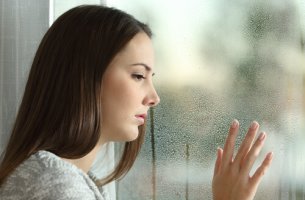 Mujer mirando la ventana