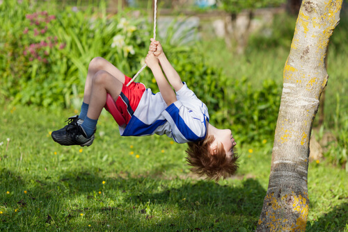 Niña columpiándose