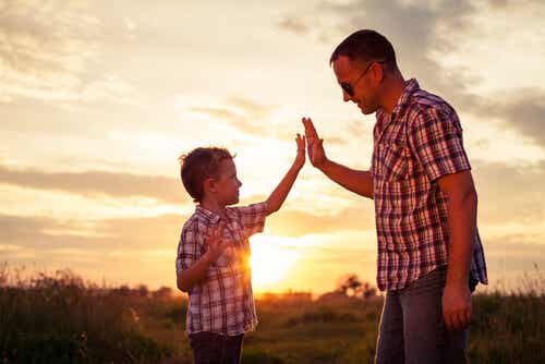 Vader en zoon geven een high five
