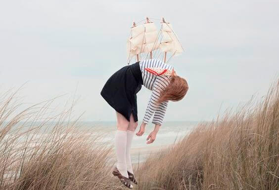 chica con barco