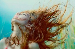 chica con cabello al viento