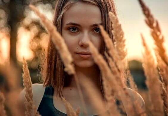 chica entre espigas pensando en las personas valientes