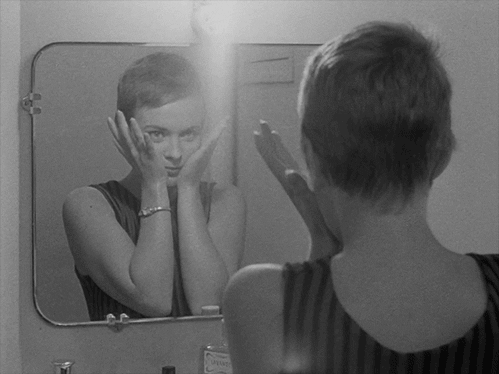Kvinde ser sig i spejl og gemmer sit ansigt som eksempel på behovet for at se dig i spejlet