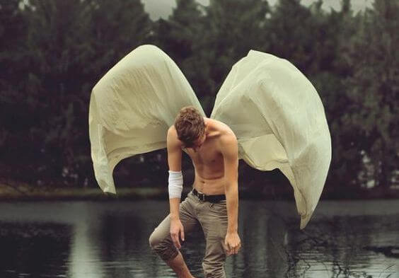 hombre con alas