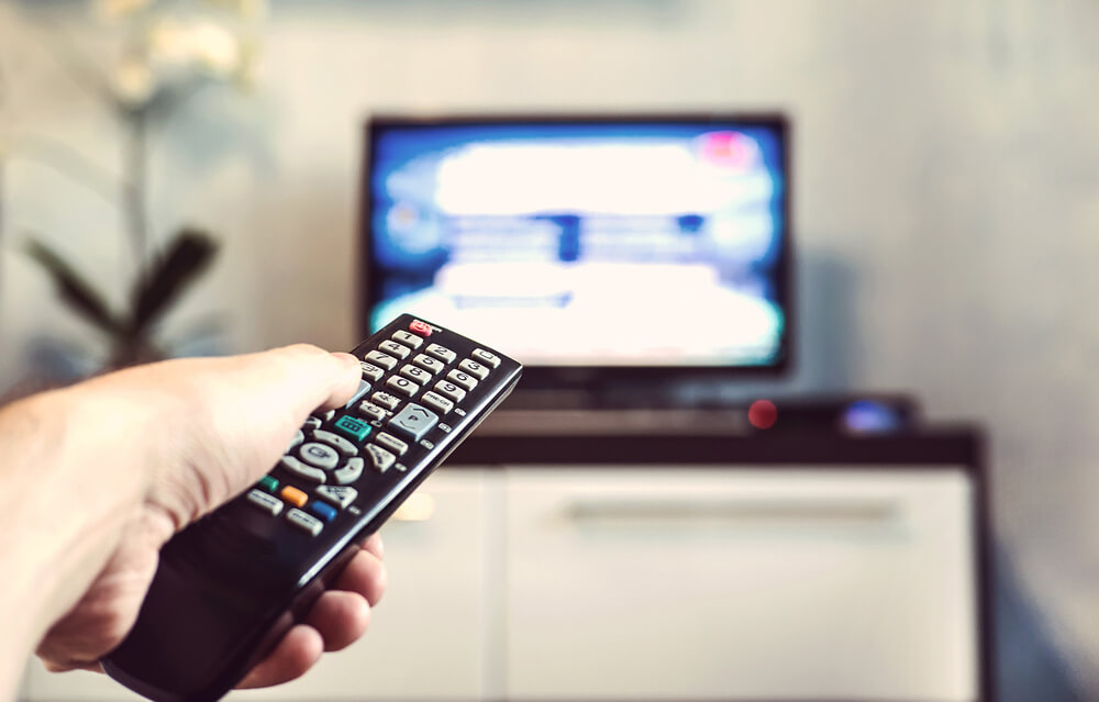 Hombre con unmando de televisión