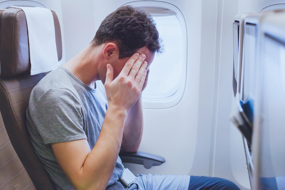 Hombre con miedo a volar