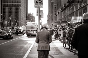 hombre mayor andando solo en la ciudad