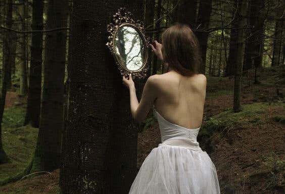 mujer ante el espejo