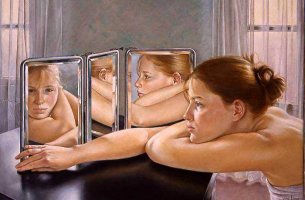 Enamorate de ti, mujer frente a un espejo