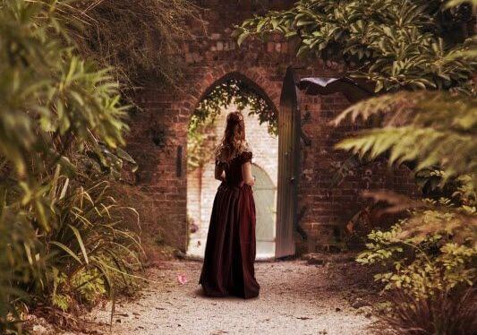 mujer ante el umbral