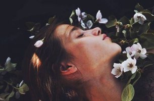 mujer con flores