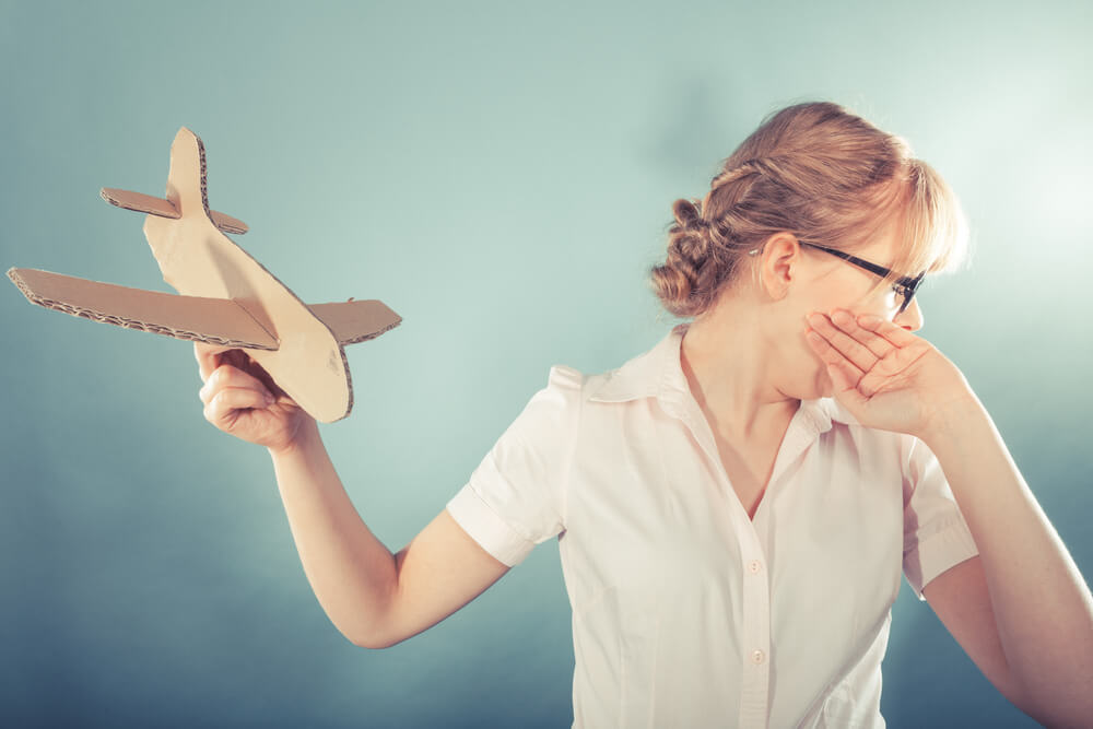 Mujer con miedo a volar
