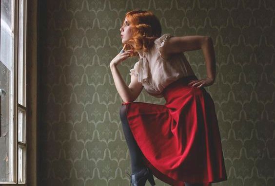 mujer que piensa en tomar decisiones