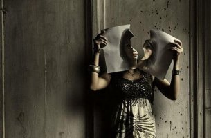 Mujer con una imagen rota representando el juego del odio