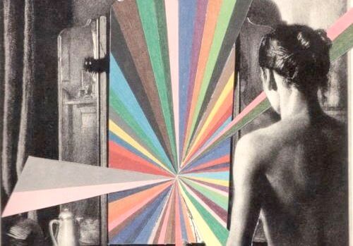 mujer ante puerta representando las estrategias de manipulación masiva