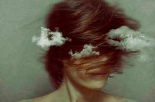 Mujer con nubes alrededor