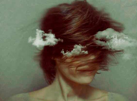 Mujer con nubes alrededor pensando en su batalla emocional