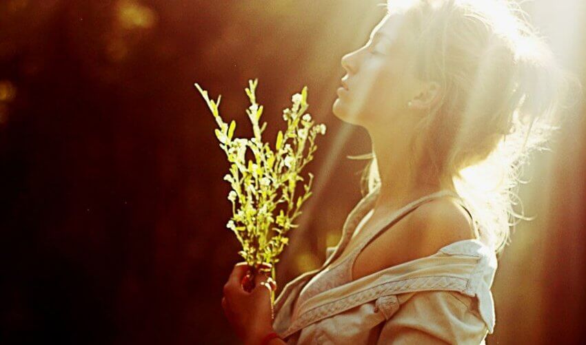 mujer feliz de tomar decisiones a tiempo