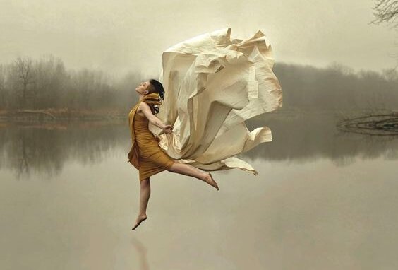 Mujer sobre un lago