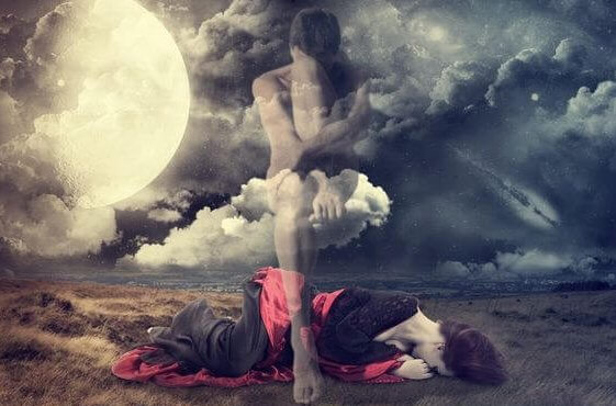 mujer tumbada tras intentar levantarse