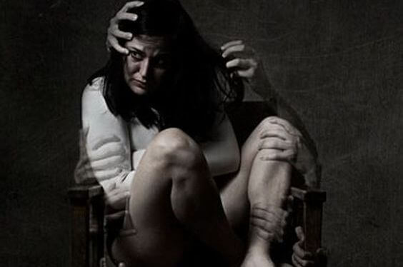 mujer víctima del juego del odio