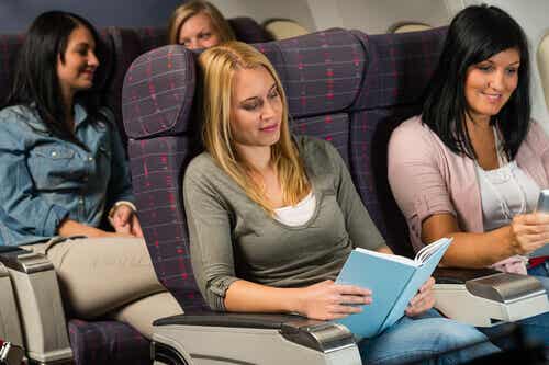 Mujeres leyendo en un avión sin miedo a volar