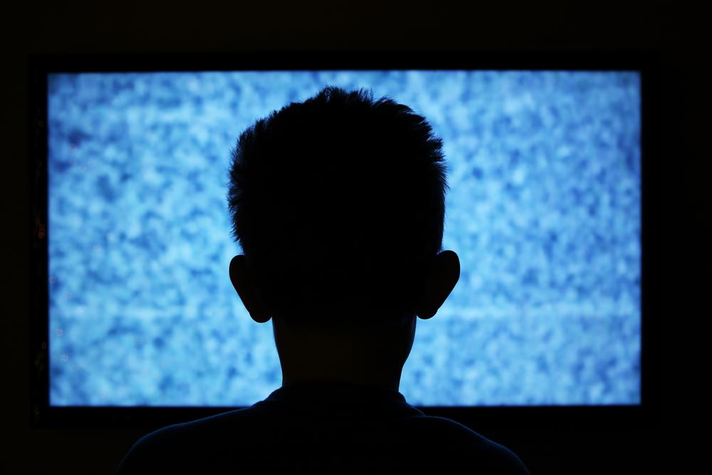 Niño mirando la televisión