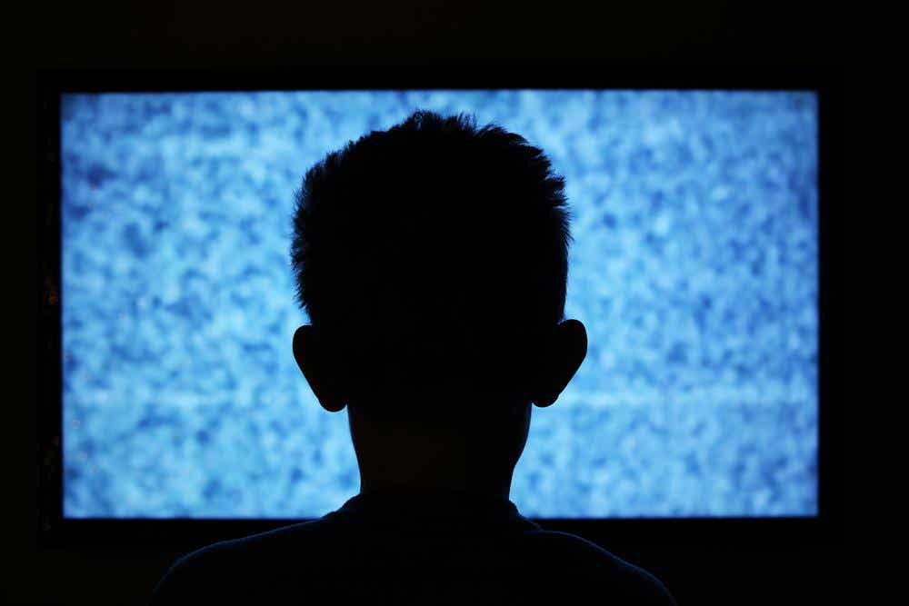 Niño mirando la televisión