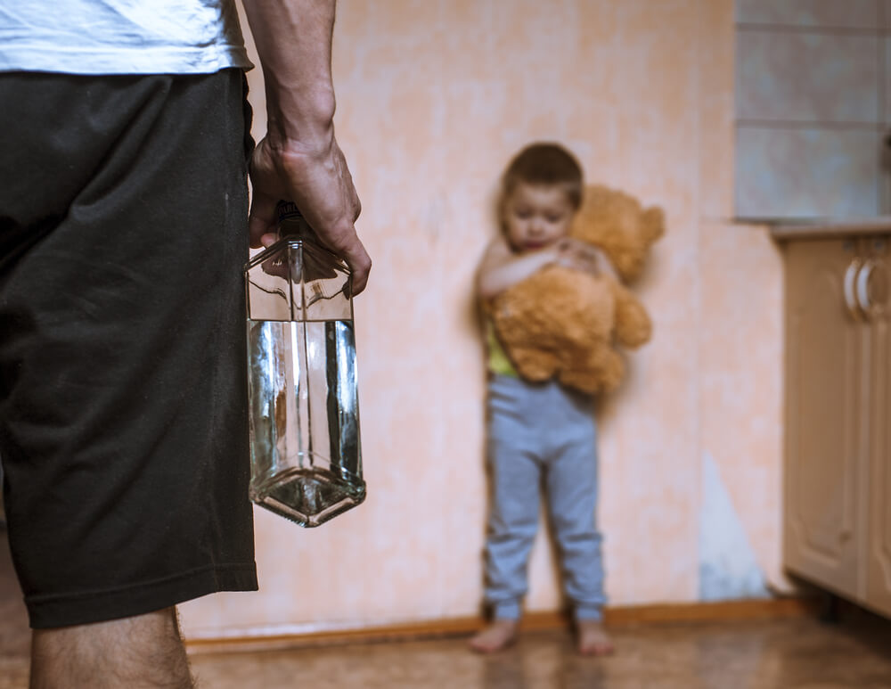 Padre alcohólico mirando a su hijo