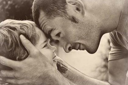 Un padre puede jugar muchos papeles, pero nunca dejar de ser padre