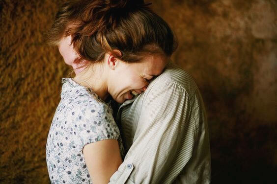 pareja abrazada
