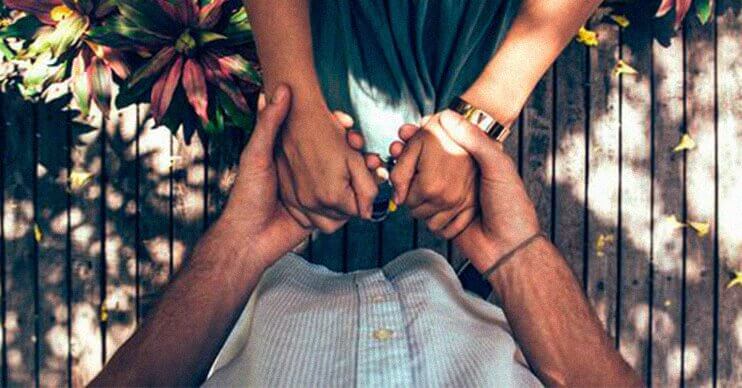 couple-se-tenant-la-main