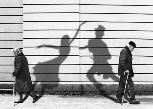 Persona creativa imaginando figuras