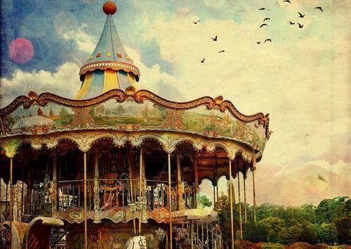 tiovivo representando el ir y venir de un momento