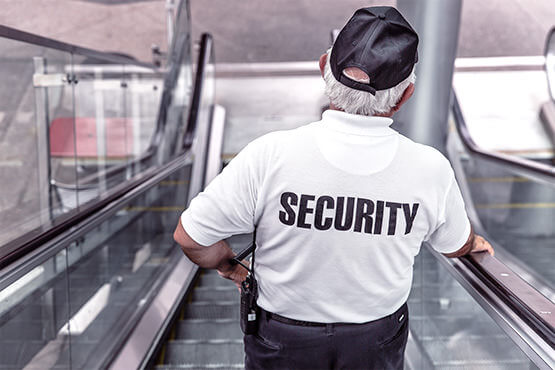 hombre mayor trabajando en seguridad